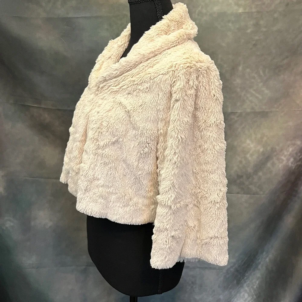 CAbi‎ Alpine Shrug Cream Fuzzy Cropped Jacket Shawl Collar 3/4 Sleeve Size Small